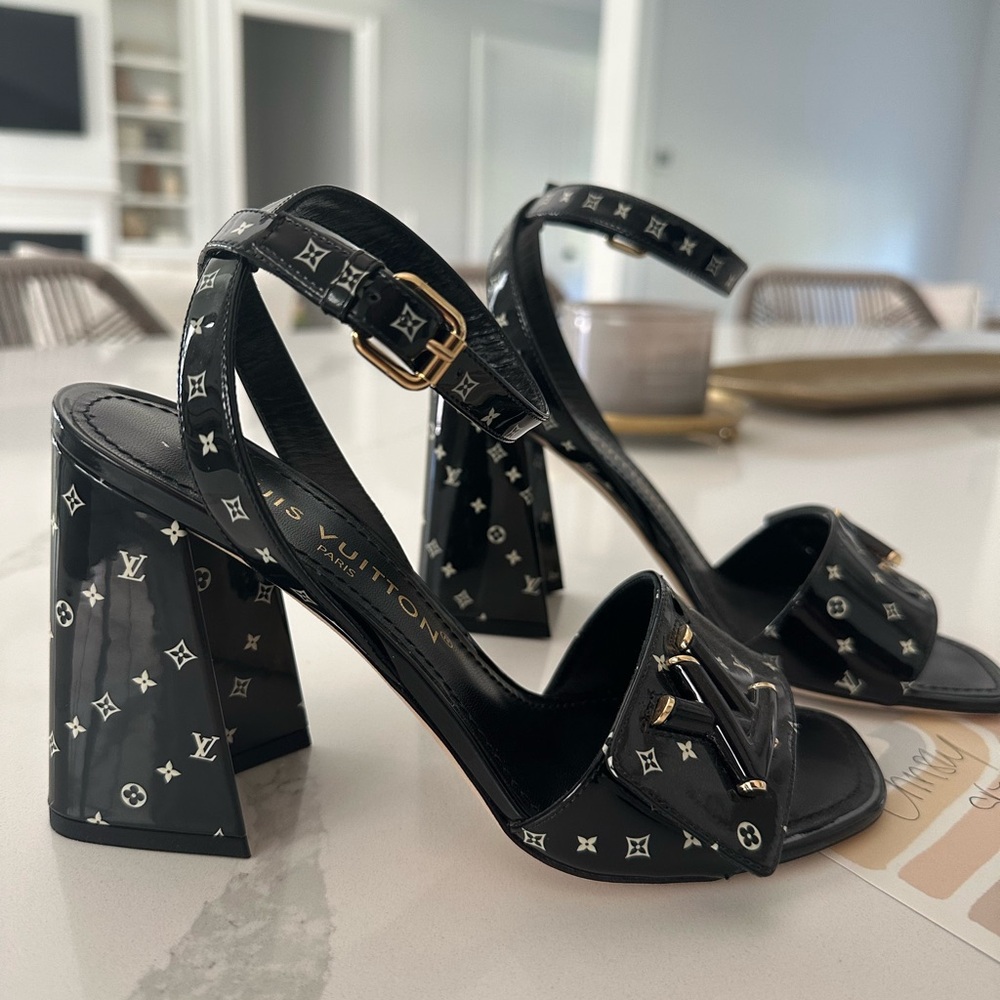Louis Vuitton sandals 38